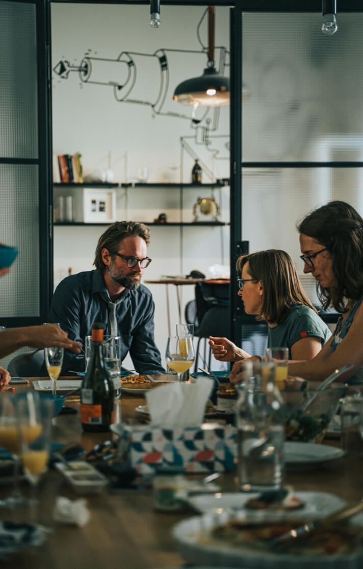 CEO Štepán Klenik and Client Service Director Julia Šenšelová talking together at breakfast.